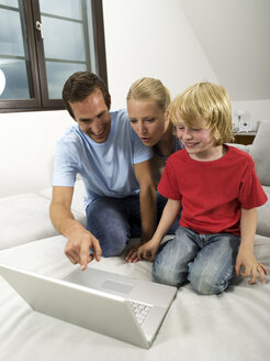 Familie benutzt Laptop - WESTF05975