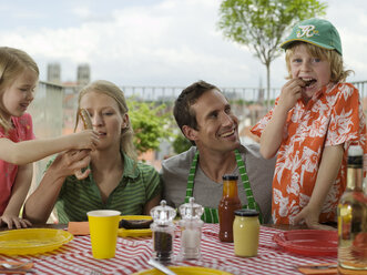 Familie beim Essen auf dem Balkon - WESTF05943