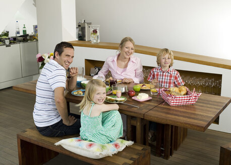 Familie am Frühstückstisch - WESTF05912