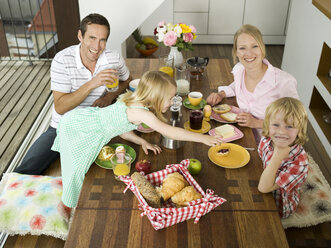 Familie am Frühstückstisch - WESTF05908