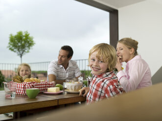 Familie am Frühstückstisch - WESTF05901