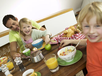 Father and children at breakfast table - WESTF05899