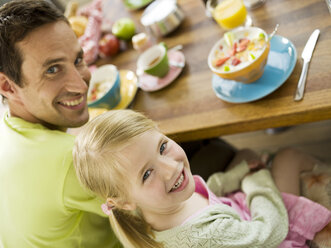 Father and daughter at breakfast table - WESTF05892