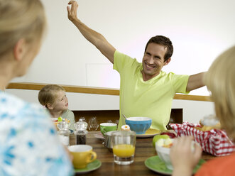 Familie am Frühstückstisch - WESTF05890