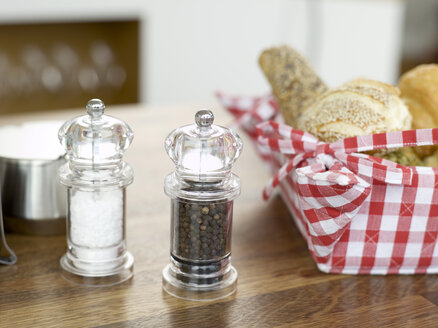 Salz und Pfeffer mit Brotkorb auf dem Tisch - WESTF05878