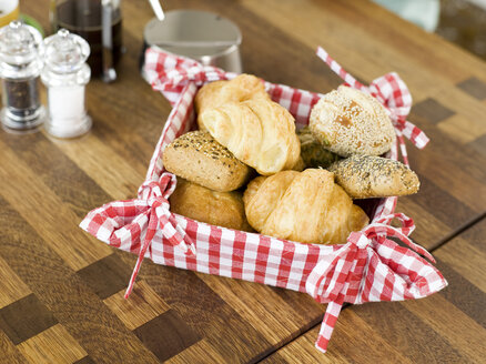 Brotkorb auf dem Tisch - WESTF05877