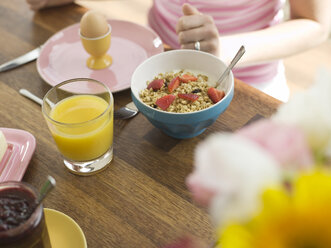 Frühstück mit Müsli und Orangensaft - WESTF05870