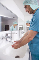 Surgeon washing his hands - WESTF05708