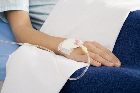 Weibliche Patientin erhält eine Tropf-Infusion - WESTF05663