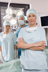 Chirurgisches Team im Operationssaal - WESTF05654