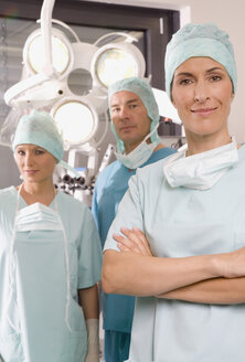 Chirurgin, Chirurg und OP-Schwester im Operationssaal - WESTF05653