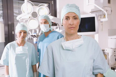 Chirurgisches Team im Operationssaal - WESTF05652