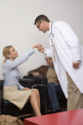 Arzt schüttelt einem Patienten die Hand - WESTF05650