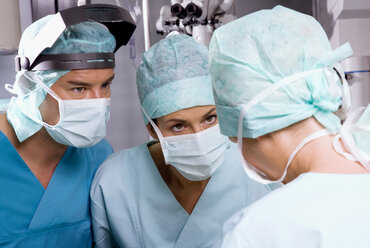 Surgery team in the operating room - WESTF05629