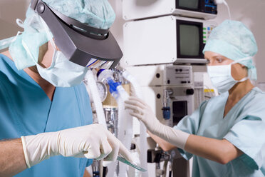 Chirurg im Operationssaal - WESTF05623