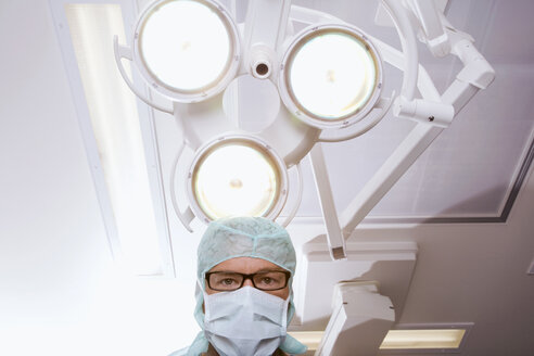 Chirurg im Operationssaal - WESTF05604