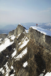 Österreich, Kleinwalsertal, Mann beim Skifahren in den Alpen - MRF00924