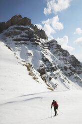 Austria, Kleinwalsertal, Man skiing in Alps - MRF00920