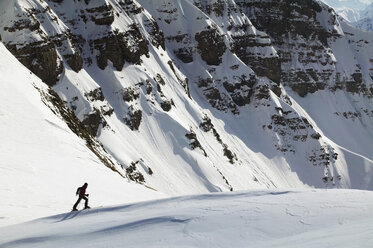 Österreich, Kleinwalsertal, Mann beim Skifahren in den Alpen - MRF00919