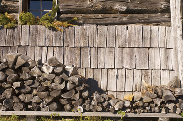 Stack of fire wood, close-up - HHF01511