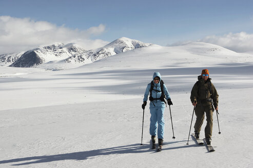 Norwegen, Rondane-Nationalpark, Personen beim Skilanglauf - FFF00810