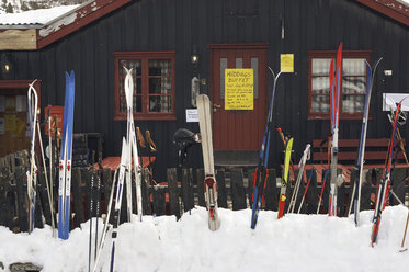 Norwegen, Rondane-Nationalpark, Skier und Stöcke - FFF00805