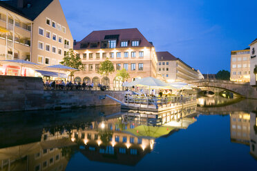 Germany, Nuremberg, promende at the waterside - MSF02073