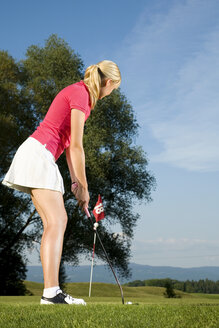 Junge Frau spielt Golf - MAEF00399