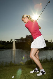 Junge Frau spielt Golf - MAEF00398