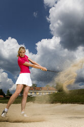 Junge Frau spielt Golf - MAEF00396