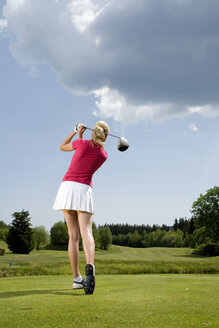 Junge Frau spielt Golf, Rückansicht - MAEF00394