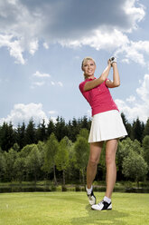 Junge Frau spielt Golf - MAEF00392