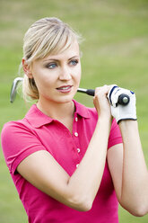 Junge Frau hält Golfschläger - MAEF00386