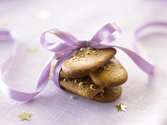 Cookies with pink gift ribbon, close-up - KSWF00003