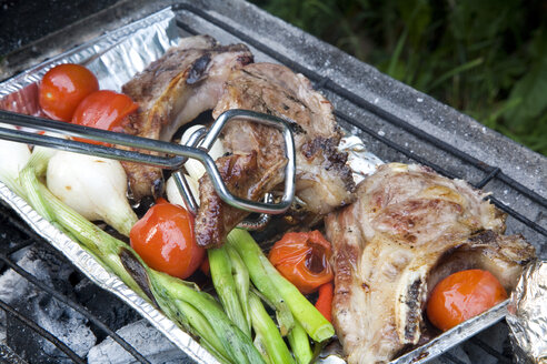 Lammkoteletts mit Gemüse auf dem Grill - GWF00473