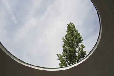 Deutschland, Blick durch ein Bullaugenfenster, Nahaufnahme - TL00127