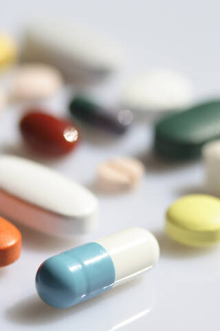 Mehrere Tabletten und Kapseln, Nahaufnahme, lizenzfreies Stockfoto