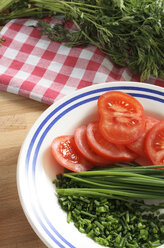 Tomaten, Schnittlauch und Petersilie auf einem Teller, Nahaufnahme - TL00118