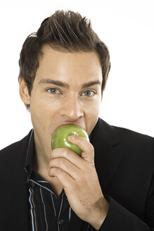 Junger Mann hält grünen Apfel, Nahaufnahme - PKF00152