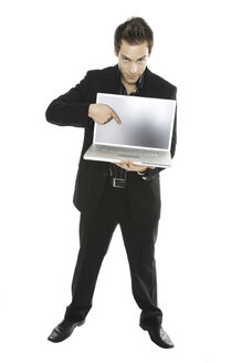 Junger Mann hält Laptop, Nahaufnahme - PKF00128
