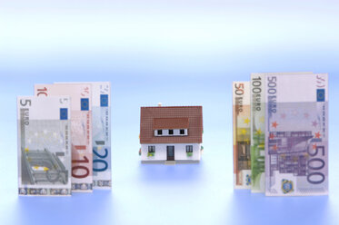 Modell eines Wohnhauses mit europäischer Währung im Vordergrund, Nahaufnahme - ASF03351