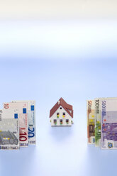 Modell eines Wohnhauses mit europäischer Währung im Vordergrund, Nahaufnahme - ASF03350