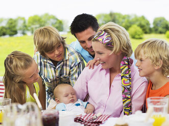 Familie im Garten mit Baby - WESTF06170