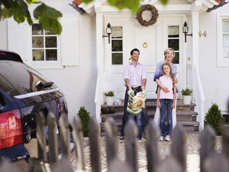 Familie vor dem Haus - WESTF06160