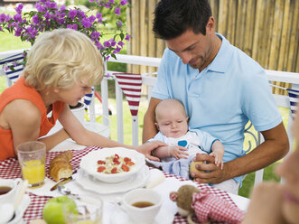 Vater und Kinder am Frühstückstisch, Vater hält Baby - WESTF06128
