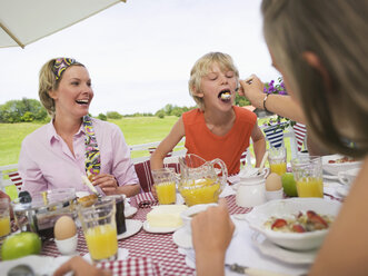 Familie am Frühstückstisch - WESTF06126