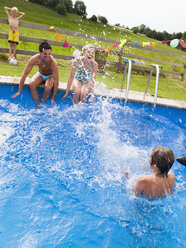 Germany, Bavaria, Family at swimming pool - WESTF06090