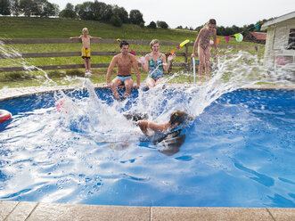 Deutschland, Bayern, Familie am Schwimmbad - WESTF06087