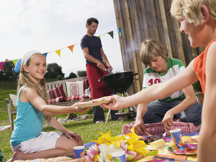 Familie im Garten, beim Grillen - WESTF06071