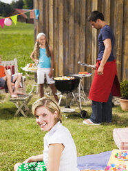 Familie im Garten, beim Grillen - WESTF06069